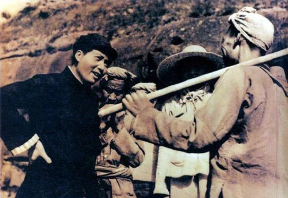 1939年，毛澤東在楊家?guī)X與農(nóng)民親切談話.png