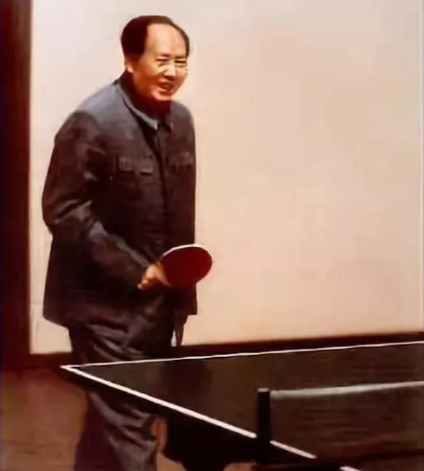 1963年，毛澤東在中南海打乒乓球.png