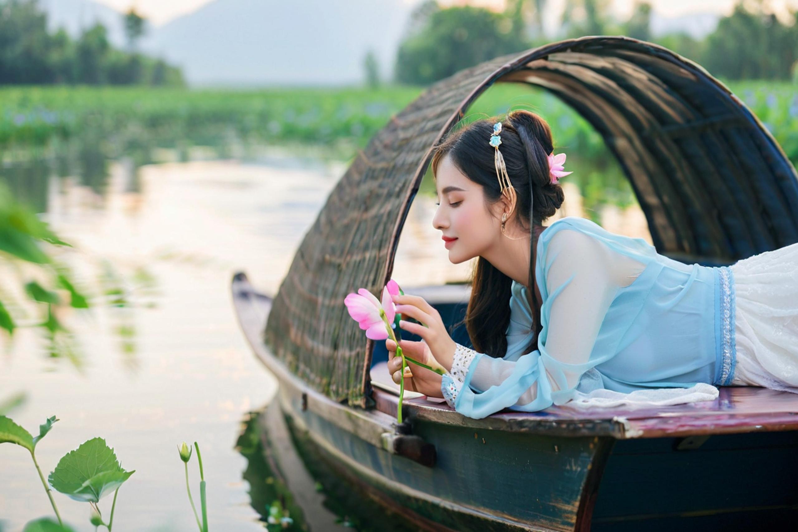 弄篙莫濺水，畏濕紅蓮衣.jpg