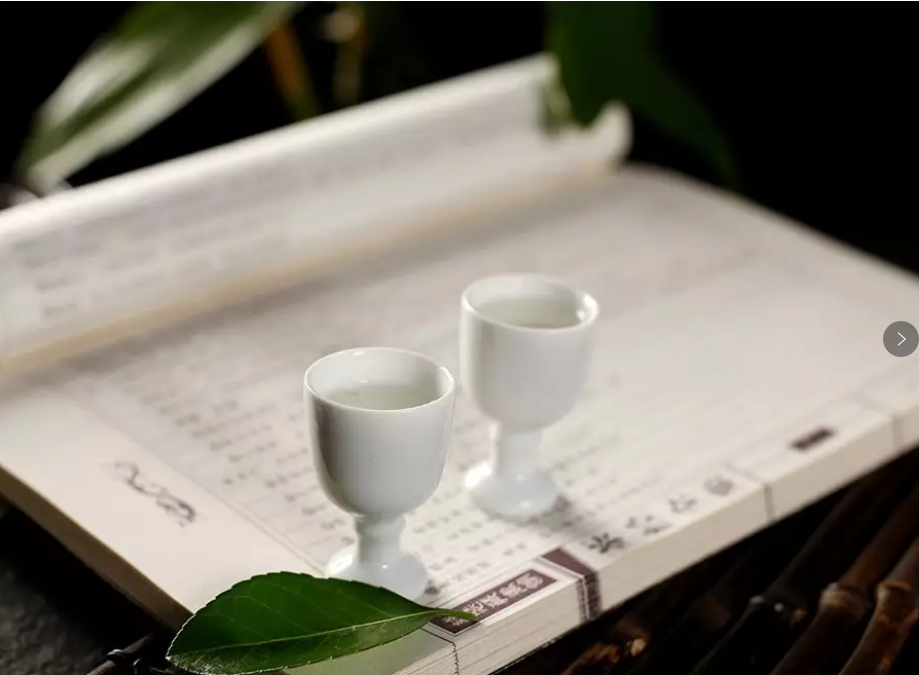 白酒杯和書(shū).png