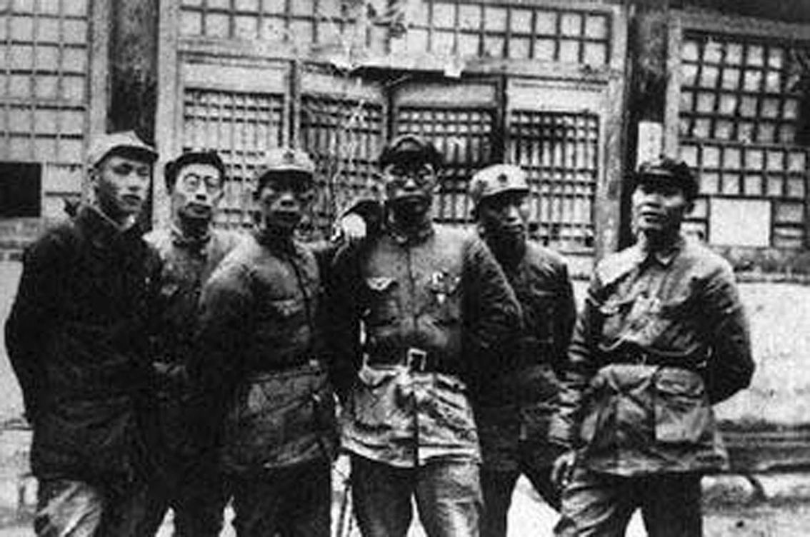 羅榮桓擔(dān)任軍委后方政治部主任時(shí)，與譚政等合影.jpg