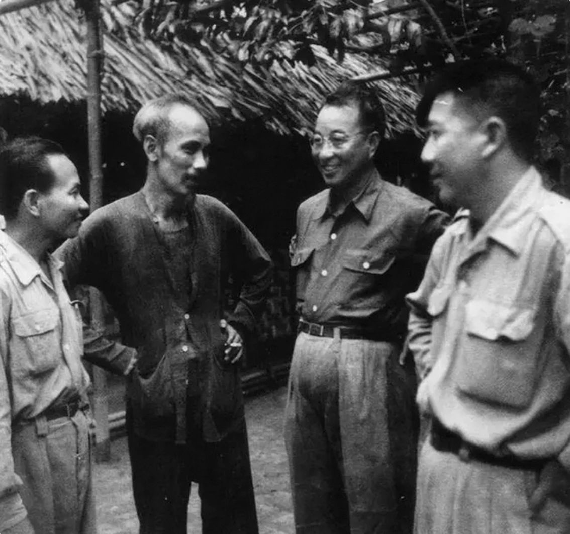 陳賡與胡志明在越北邊界前線研究作戰(zhàn)計(jì)劃3.jpg