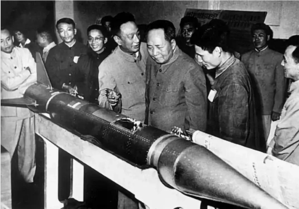 1960年5月，毛澤東在上海參觀中國(guó)研究制造的第一枚探空火箭?.png