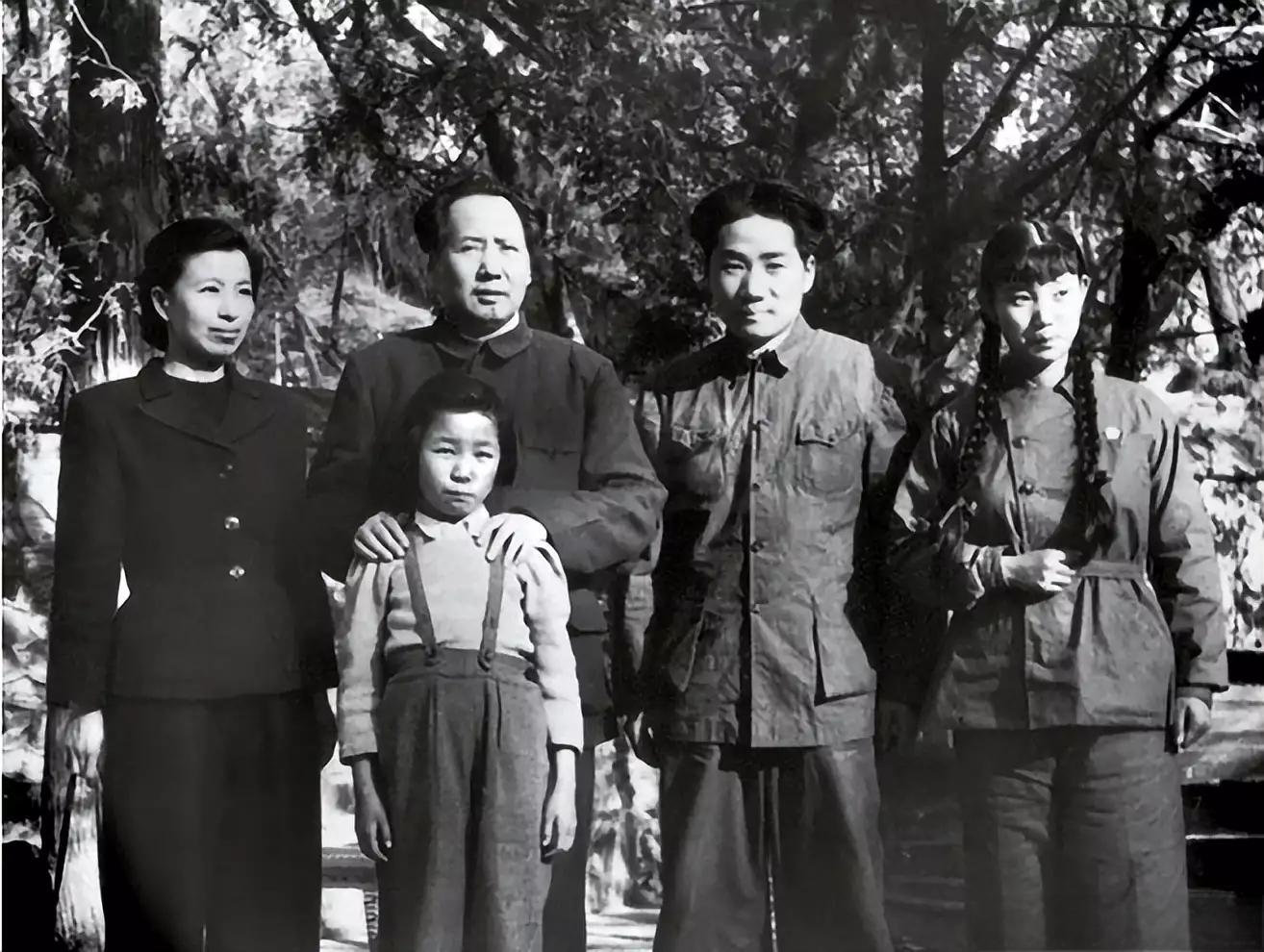 毛岸英是主席和第一任妻子楊開慧所生的兒子。生于1922年10月。毛岸英1950年10月參加朝鮮戰(zhàn)爭(zhēng)，跟隨抗美援朝部隊(duì)入朝作戰(zhàn)。1950年11月25日在美軍的空襲中不幸被炮彈擊中，英勇犧牲。今天這張全家福，是毛岸英如朝前拍攝的。下面，一起來看看吧！.webp.jpg