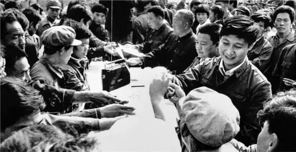 大街上擺桌子，習(xí)近平曾這樣做調(diào)研.jpg