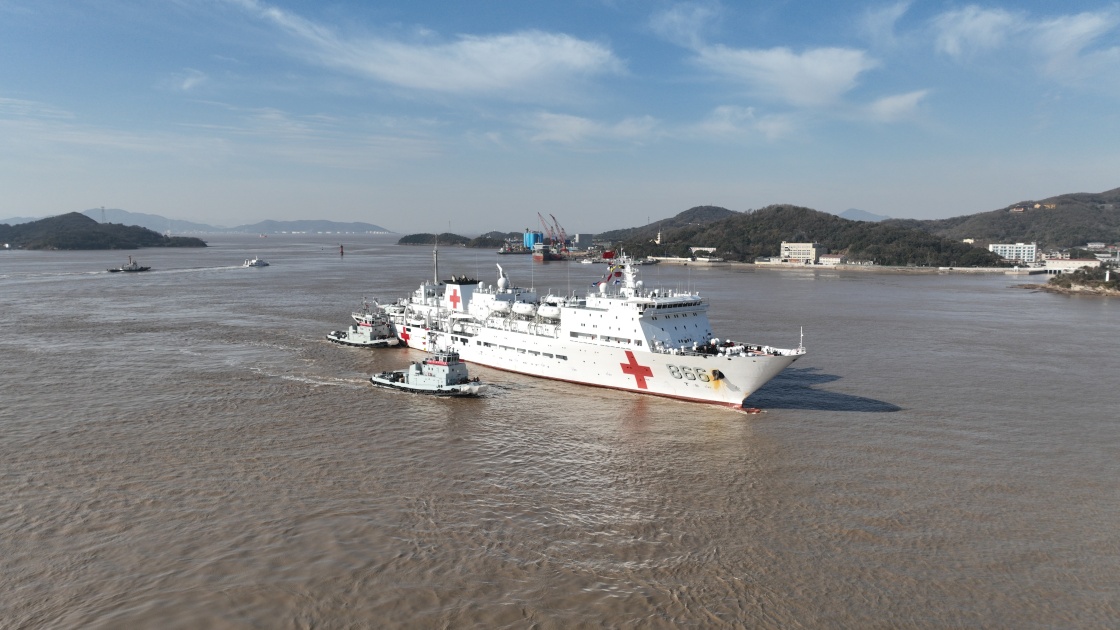 中國海軍“和平方舟”號(hào)醫(yī)院船圓滿完成“和諧使命-2024”任務(wù)歸國.jpg