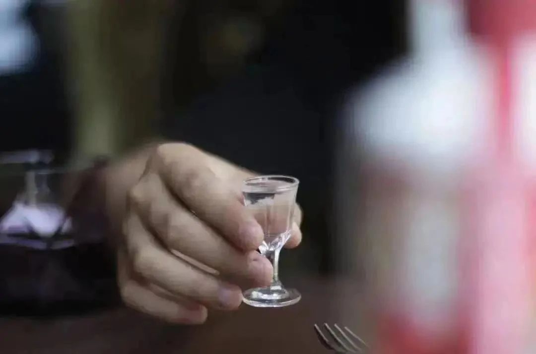 酒杯太淺，敬不到來日方長.jpg