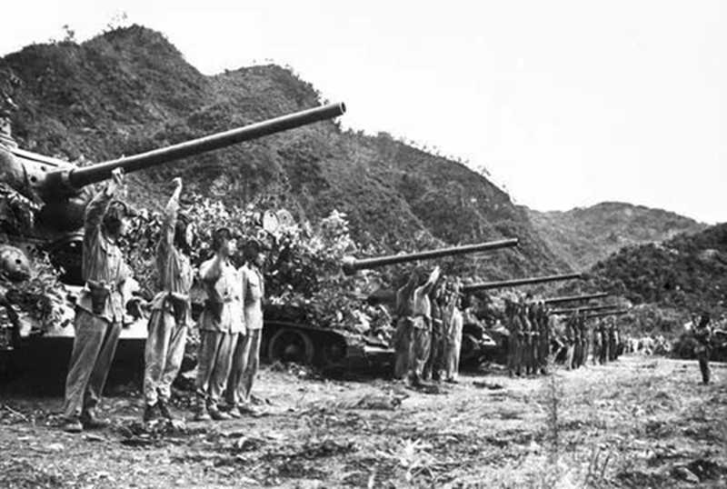 1953年7月，中朝兩國軍隊發(fā)動對敵的最后一戰(zhàn)——金城戰(zhàn)役，殲敵5萬余人，迫使侵略者在朝鮮停戰(zhàn)協(xié)定上簽字。這是志愿軍某集團軍坦克部隊在戰(zhàn)前宣誓。.jpg