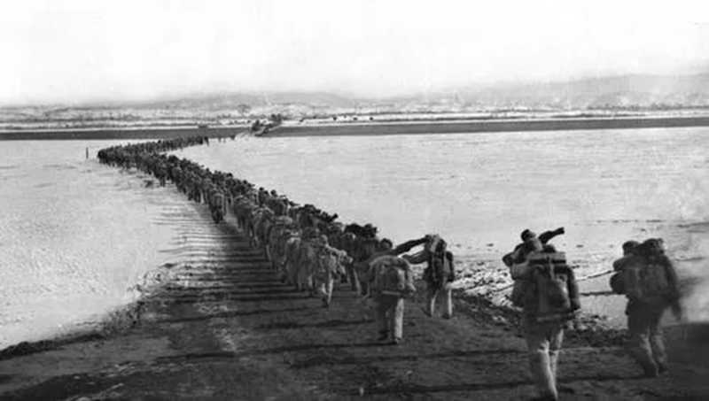1950年10月19日，中國人民志愿軍雄赳赳、氣昂昂跨過鴨綠江，和朝鮮人民一道共同抗擊侵略者。.jpg