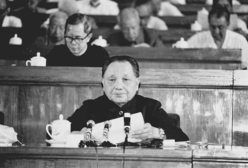 鄧小平在十二大上.jpg