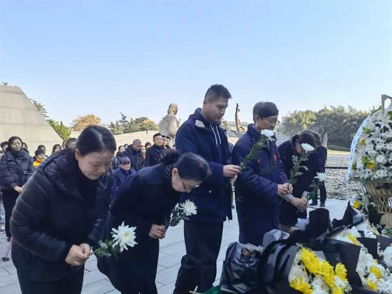 人們面向“哭墻”獻花。新華社記者邱冰清 攝.jpg
