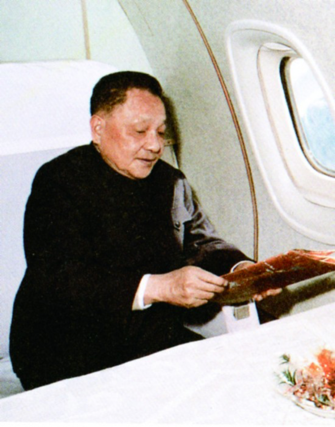 1979年，鄧小平訪美。他在世時，總有人“嚷嚷”著要跟美國全面對抗。鄧小平說：我是會打橋牌的，不要以為你有4個K就了不起了，別忘了人家還有4個A呢。.png