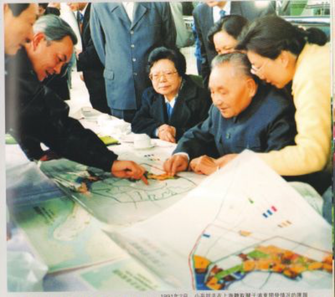 圖為1991年鄧小平視察浦東。在《鄧小平時代》一書里，.png