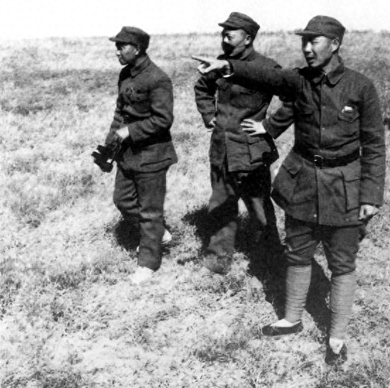 1947年4月，蕭克（左一）與聶榮臻、楊成武在正太戰(zhàn)役前線.png