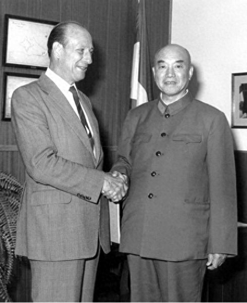 1980年3月蕭克與巴基斯坦金斯頓國(guó)防學(xué)院副院長(zhǎng)合影.png