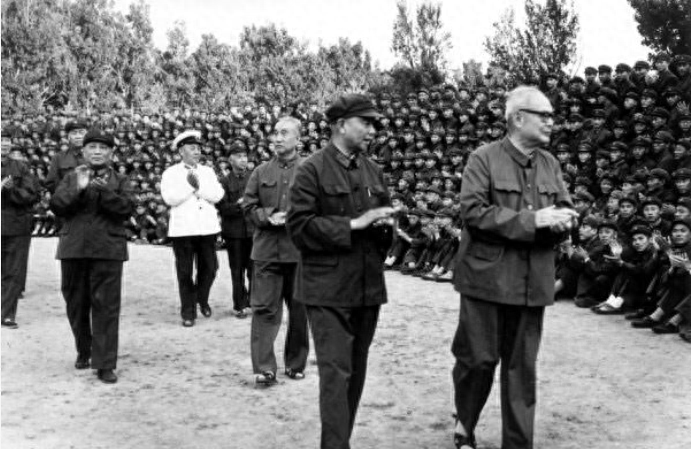 1975年7月30日，蕭克（右二）陪同葉劍英、徐向前接見中國(guó)人民解放軍軍政大學(xué)學(xué)員.png