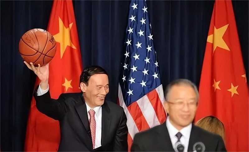 他可以在會(huì)上講故事，甚至講笑話，這是美國(guó)人以前從未想過的交流方式。同時(shí)他對(duì)公職與私人領(lǐng)域界限分明，強(qiáng)硬與妥協(xié)并濟(jì)，以求問題解決。.jpg