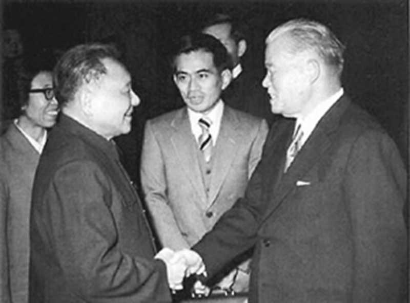 鄧小平會見來華訪問的日本首相大平正芳.jpg
