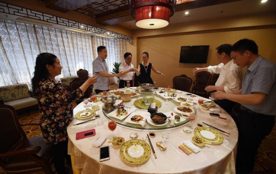 中老年人酒桌上，有這4個(gè)表現(xiàn)的人，都是“老狐貍”，千萬(wàn)別輕視