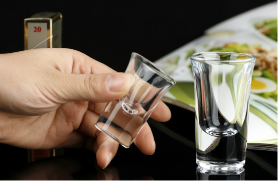 中老年人酒桌上，有這4個(gè)表現(xiàn)的人，都是“老狐貍”，千萬(wàn)別輕視