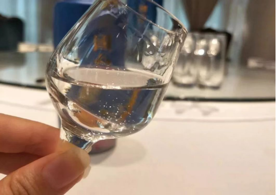 中老年人酒桌上，有這4個(gè)表現(xiàn)的人，都是“老狐貍”，千萬(wàn)別輕視