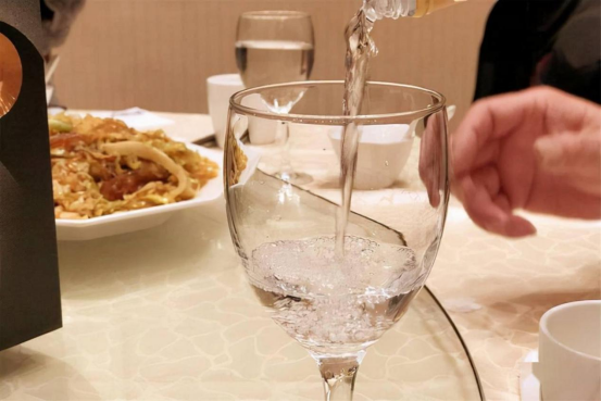 在酒桌上，輪到你敬酒時(shí)，牢記2句“行話”，領(lǐng)導(dǎo)聽了也直夸內(nèi)行