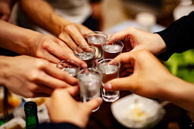 在酒桌上，輪到你敬酒時(shí)，牢記2句“行話”，領(lǐng)導(dǎo)聽了也直夸內(nèi)行