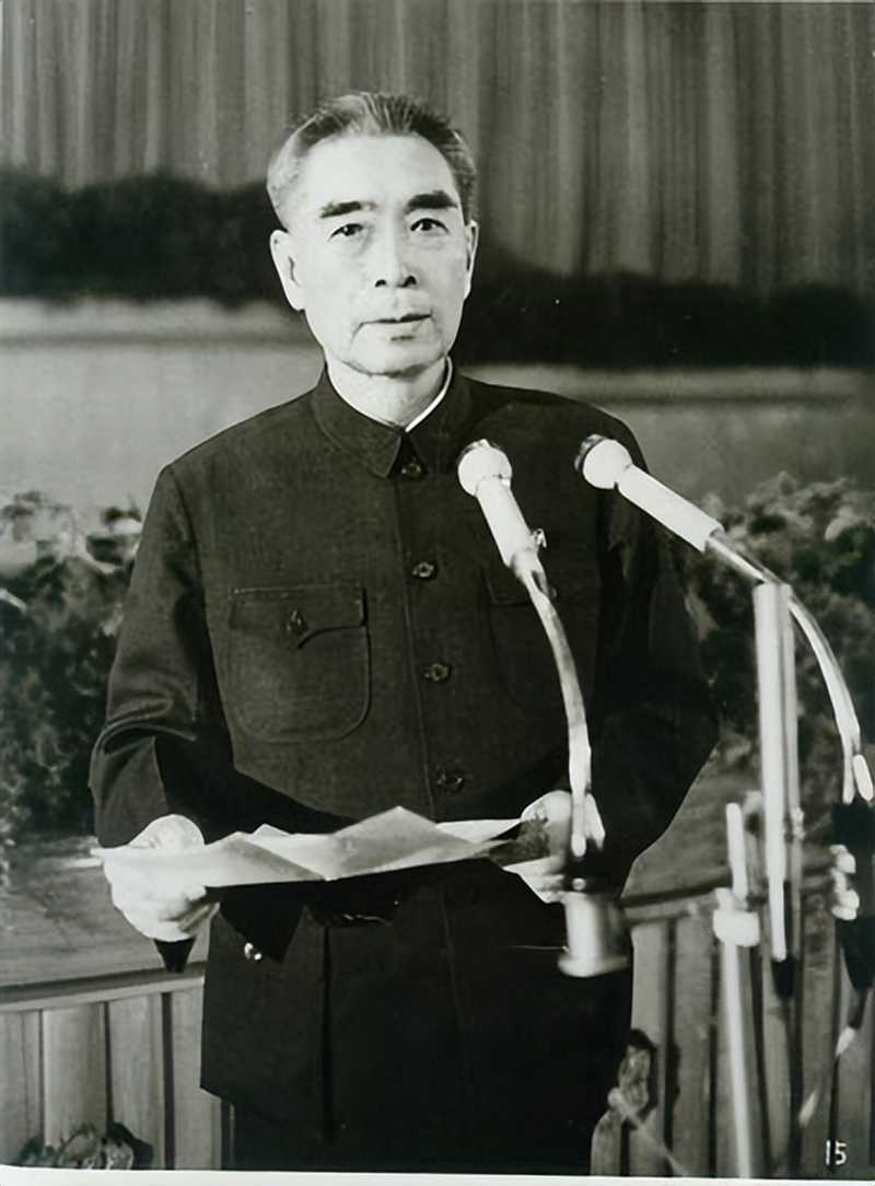 卓別林在飯桌上問周總理：能送我一瓶茅臺嗎？總理的回應令人暖心