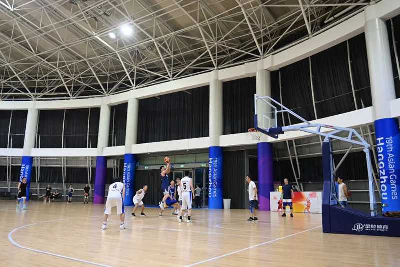 市民在黃龍體育中心體育館打籃球。這里將承辦杭州亞運會體操項目比賽。.jpg