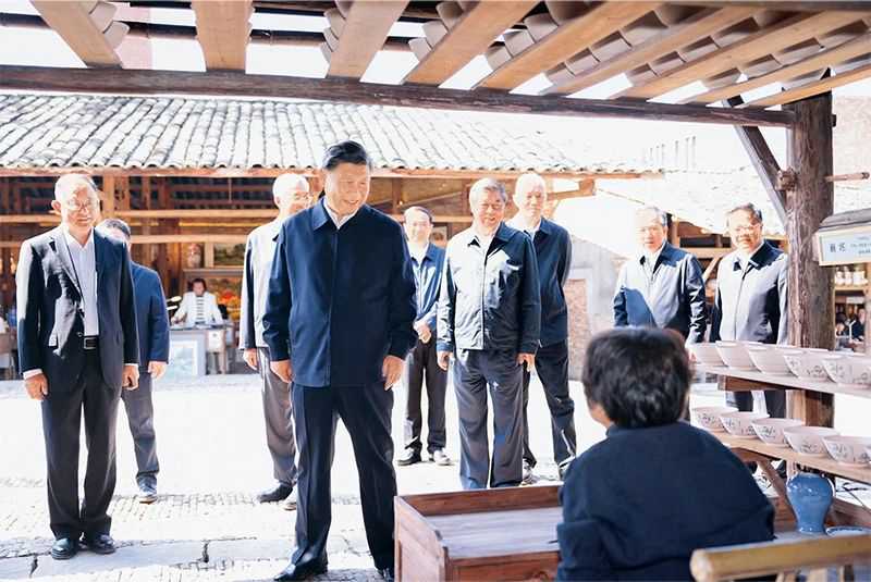 2023年10月10日至13日，中共中央總書記、國家主席、中央軍委主席習近平在江西考察。這是11日上午，習近平在景德鎮(zhèn)市陶陽里歷史文化街區(qū)考察時，同非遺傳承人親切交流。.jpg