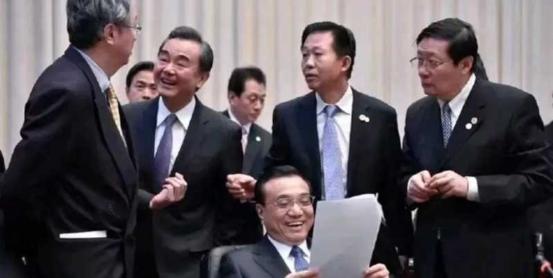 過去的十年，是中國高速發(fā)展的十年。李克強和周小川_看圖王(1).jpg