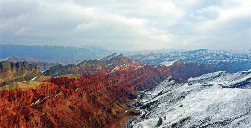 新疆昌吉：雪落丹霞 半山水墨半山詩1.jpg