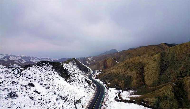 新疆昌吉：雪落丹霞 半山水墨半山詩3.jpg