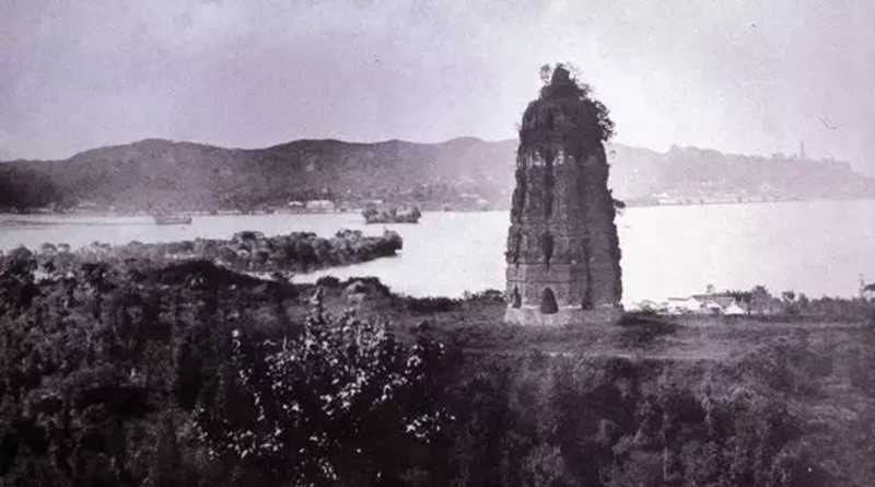 很快，老百姓開始往雷峰塔方向涌去.jpg