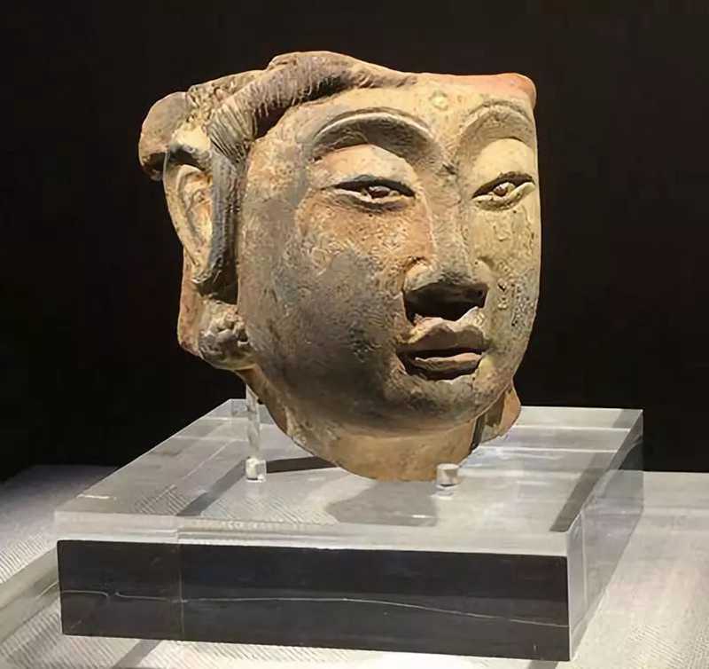 除此之外雷峰塔的地宮和鐵函內(nèi)還出土了大量其它珍貴文物。2.jpg