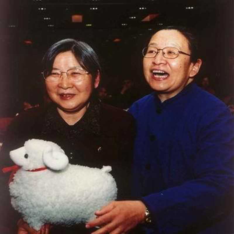 李訥在毛主席紀念堂擺設紀念品祭奠父親