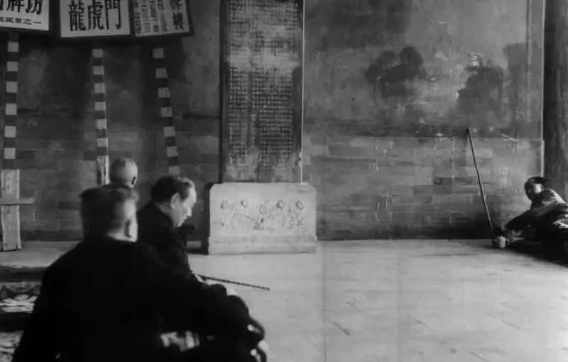 照片中，毛主席躺在地上，側(cè)身與圖中的另外兩個(gè)人說(shuō)話.jpg