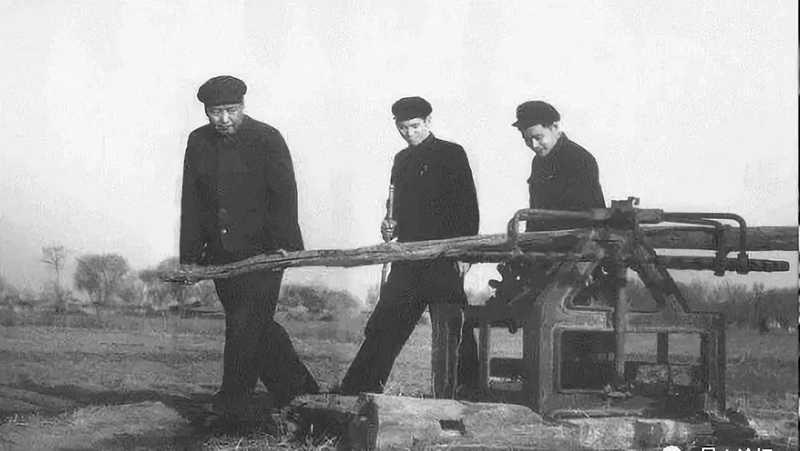在1954年，初冬時(shí)節(jié)，他到京郊順義視察時(shí)，親自試推農(nóng)民澆水用的井車。.jpg