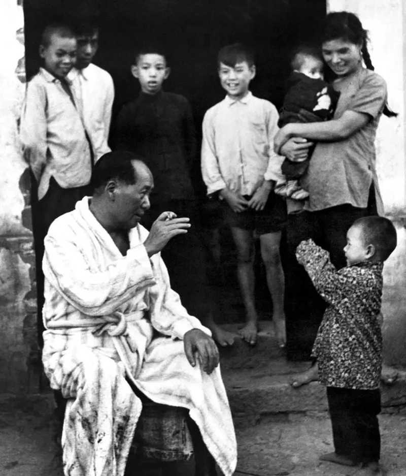 這是1958年毛主席重回老家湖南，暢游湘江后，在農(nóng)家門口與小孩打招呼。.jpg