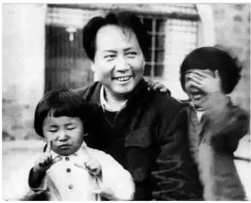 1943年，毛澤東和女兒李訥，右邊為葉子龍的女兒葉燕燕，這張父女情深的溫馨照片，至今看來仍令人感動(dòng).jpg