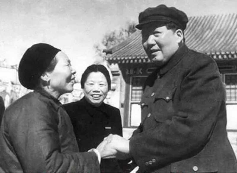 1954年，毛澤東接見抗美援朝英雄黃繼光的母親鄧芳芝。.jpg