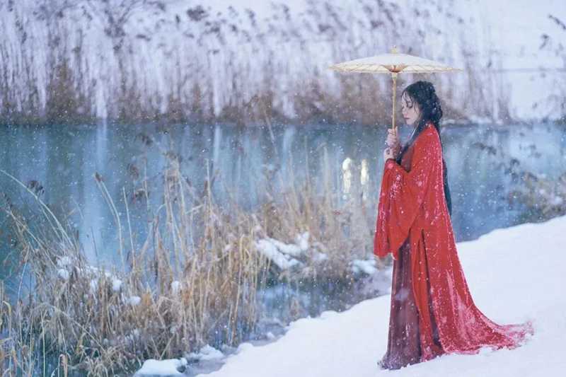 一葉扁舟卷畫簾，老妻學(xué)飲伴清談，紅衣女子古裝站立冰雪.jpg