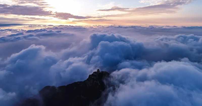 “君子退隱。天下有山，遁。君子以遠小人，不惡而嚴?！?jpg