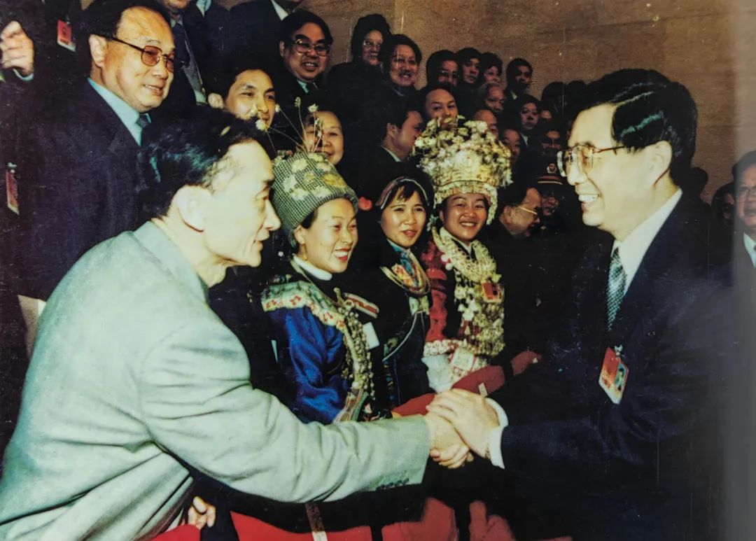 2002年全國人大，胡錦濤總書記和鄒開良親切握手.jpg