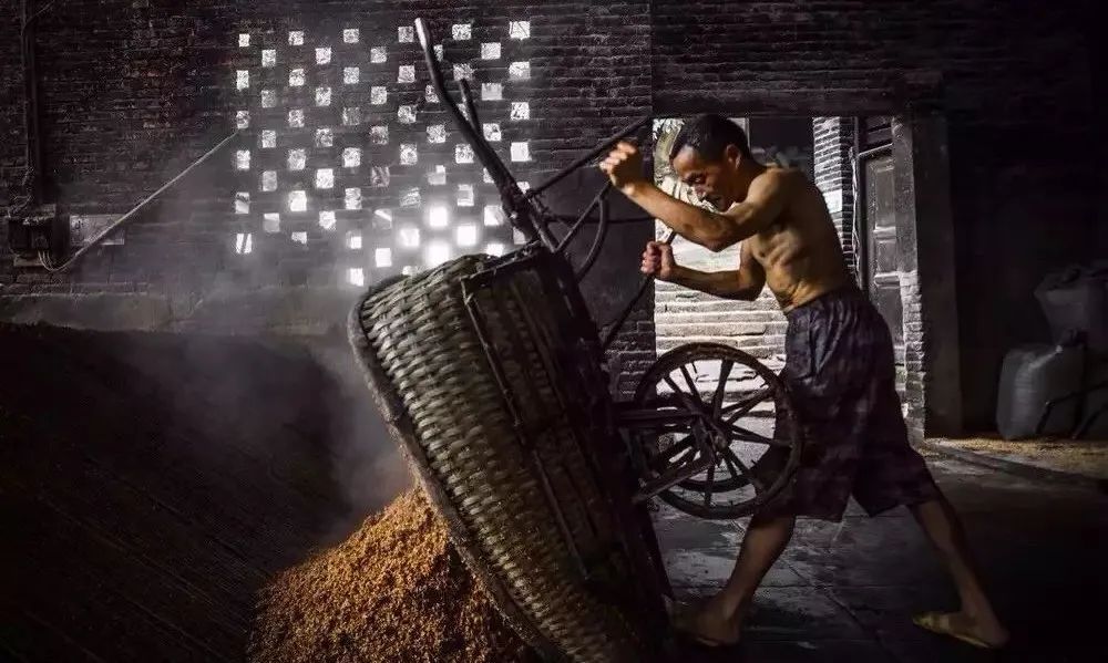 鄒開良也率先在國內(nèi)生產(chǎn)年份更久、酒質(zhì)更優(yōu)的白酒，為茅臺酒的發(fā)展奠定了堅實基礎(chǔ)。.jpg