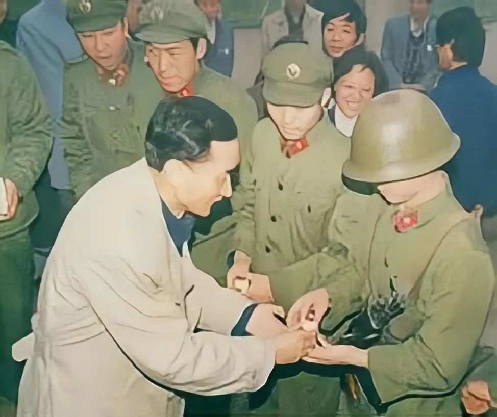 鄒開良和他的同事們，以那個年代特有的決心和膽識，在風(fēng)口浪尖艱難前行，為茅臺酒廠后來走向現(xiàn)代化企業(yè)，實現(xiàn)跨越式發(fā)展奠定了良好基礎(chǔ)。.jpg