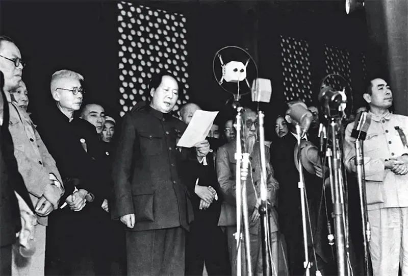 1949年10月1日，毛澤東在天安門城樓上莊嚴(yán)宣告：“中華人民共和國(guó)中央人民政府今天成立了?！?圖源：新華社.jpg