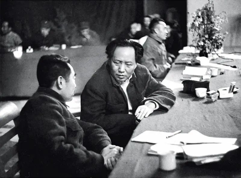 1945年召開的黨的七大，確立毛澤東思想為黨的指導(dǎo)思想，使全黨在思想上政治上組織上達(dá)到空前統(tǒng)一和團(tuán)結(jié)。圖為毛澤東、周恩來、朱德同志在七大主席臺(tái)上 圖源：新華社.jpg