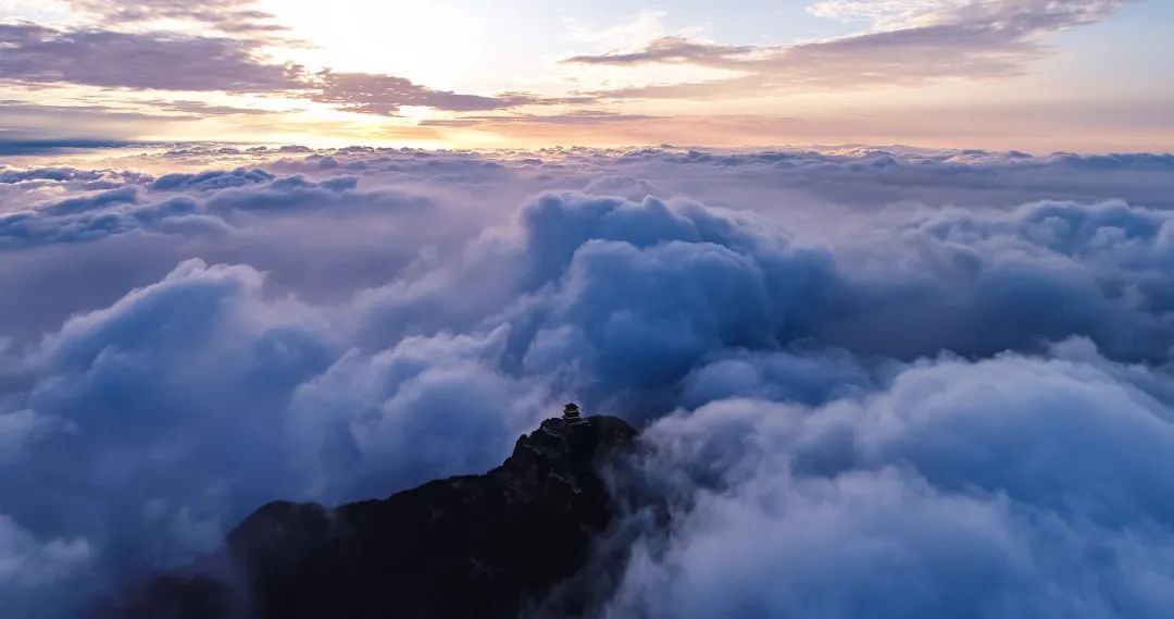 “君子退隱。天下有山，遁。君子以遠(yuǎn)小人，不惡而嚴(yán)。”.jpg