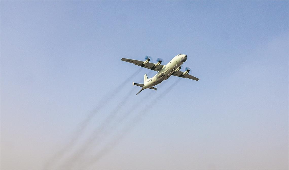 戰(zhàn)機(jī)加速升空。.jpg
